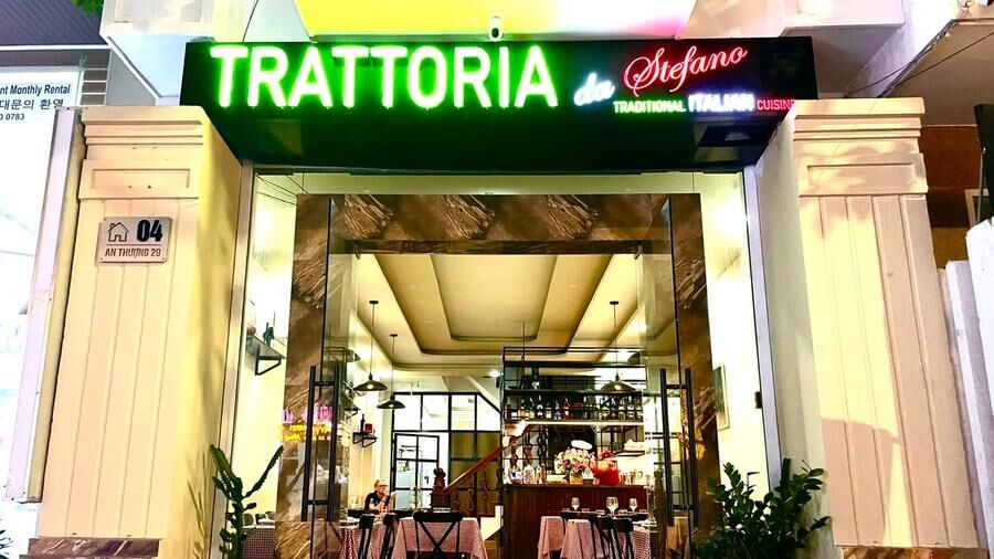 Trattoria Da Stefano facade at night